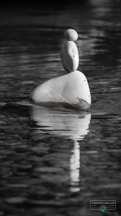 photo noir et blanc cairn sur la riviere du Verdon
